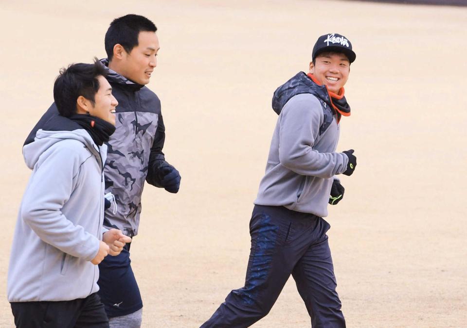 　走り込む（右から）村上、佐藤蓮、岩田将（撮影・田中太一）