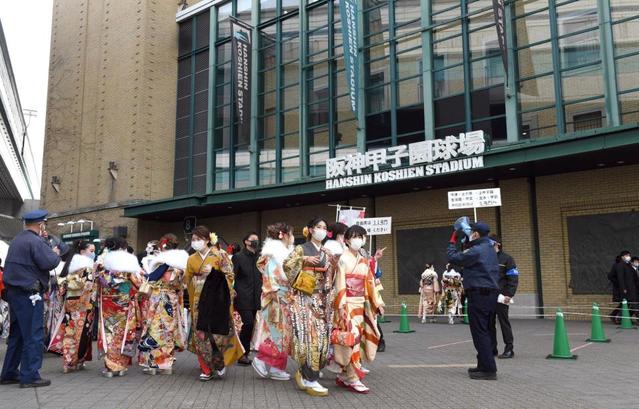 甲子園で成人式　マスク着用の新成人３７９３人が参加
