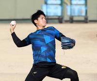 　キャッチボールをする西純