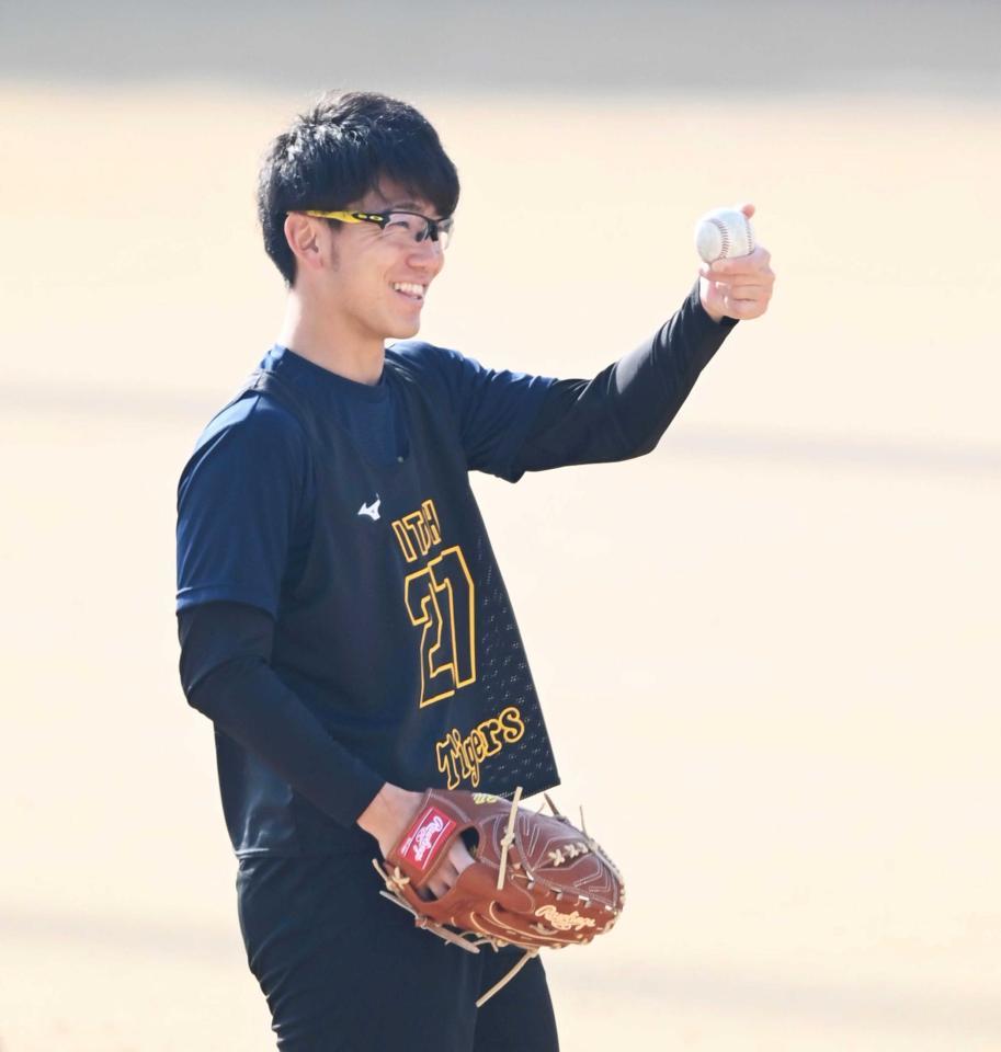 　キャッチボールの合間に笑顔を見せる伊藤将