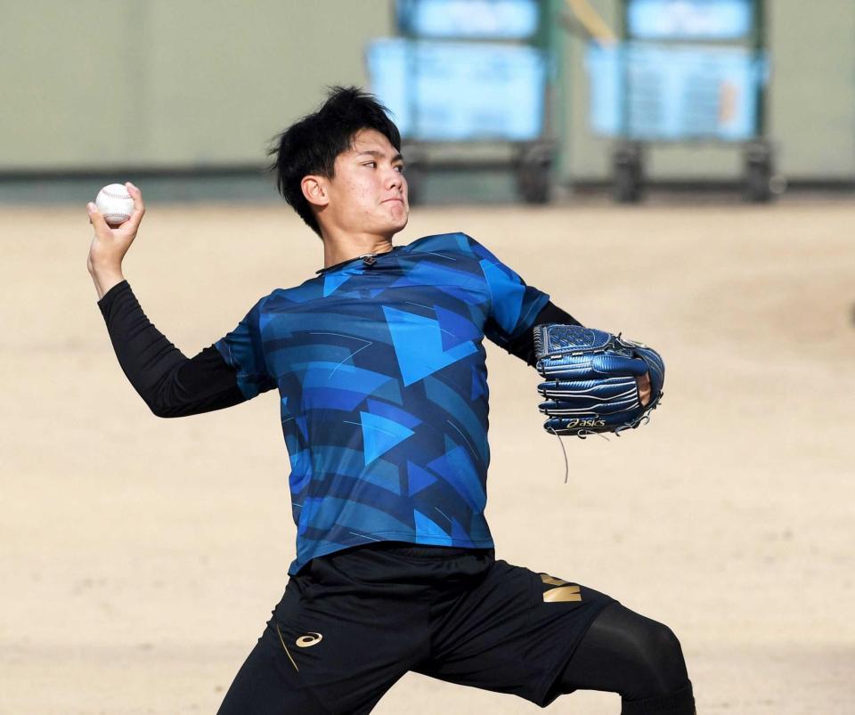 　キャッチボールをする西純