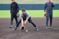 守備練習をする阪神・岩崎優＝沖縄県内のグラウンド（球団提供）