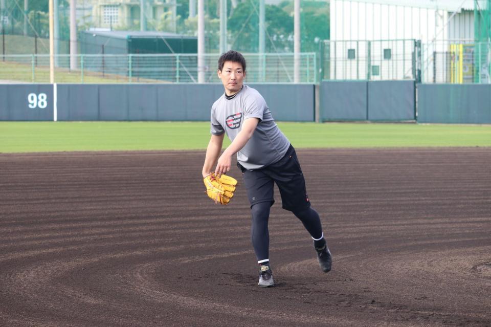 投げ込む阪神・岩崎優＝沖縄県内のグラウンド（球団提供）