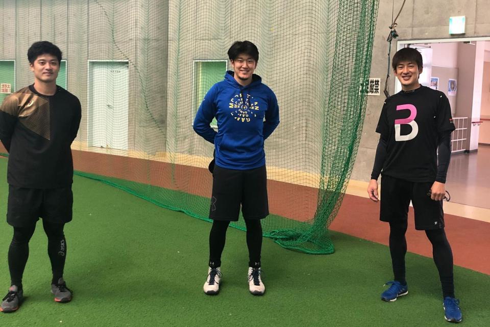 自主トレを公開した（右から）オリックス・能見篤史、阪神・岩貞祐太、阪神・坂本誠志郎＝沖縄県内（球団提供）