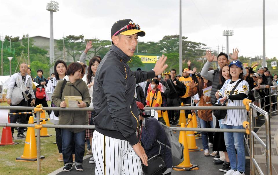 　宜野座キャンプで多数のファンに囲まれる矢野監督。今年は無観客で行われるため、ファンとの交流が大きな課題となる