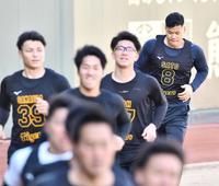 　３０００ｍ走で最後方を走る佐藤輝（代表撮影）