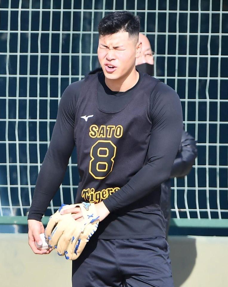 　３０００ｍ走後のキャッチボールで厳しい表情をみせる佐藤輝（代表撮影）