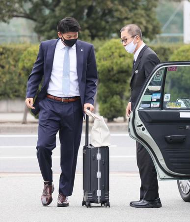 　キャンプに向け、タクシーで虎風荘を出発する井上（代表撮影）