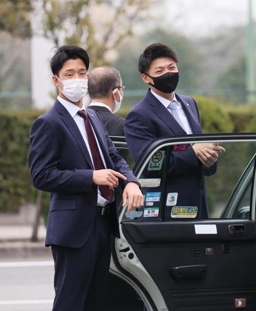 　荷物を取りに行って遅くなった小野寺を急かす小幡（左）と井上（代表撮影）