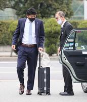 　キャンプに向け、タクシーで虎風荘を出発する井上（代表撮影）