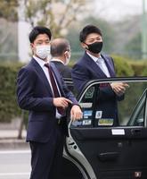 　荷物を取りに行って遅くなった小野寺を急かす小幡（左）と井上（代表撮影）