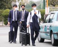 　キャンプに向け、タクシーで虎風荘を出発する選手たち。左から、小川、西純、高橋（代表撮影）
