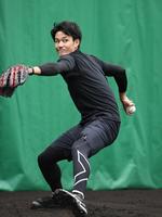 ブルペンで投球する阪神・藤浪晋太郎＝宜野座（撮影・飯室逸平）