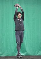 　ブルペン入りし、ワインドアップで投球する藤浪（撮影・飯室逸平）