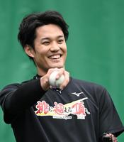 ブルペンで笑顔を見せる阪神・藤浪晋太郎＝宜野座（撮影・飯室逸平）