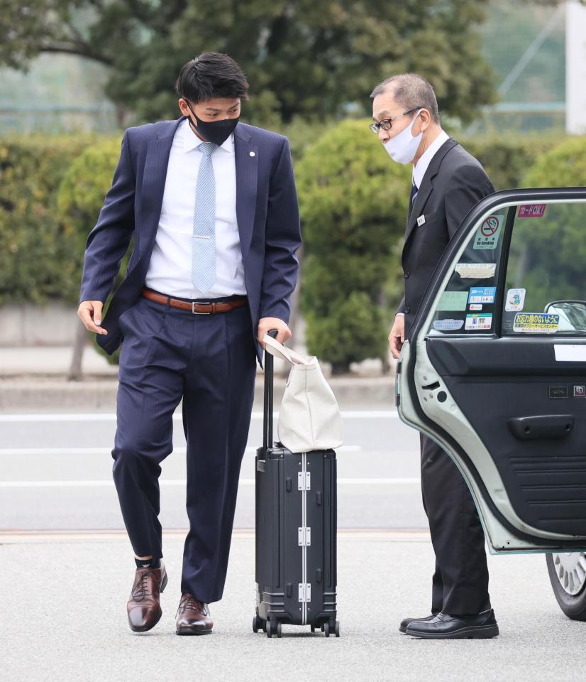 　キャンプに向け、タクシーで虎風荘を出発する井上（代表撮影）