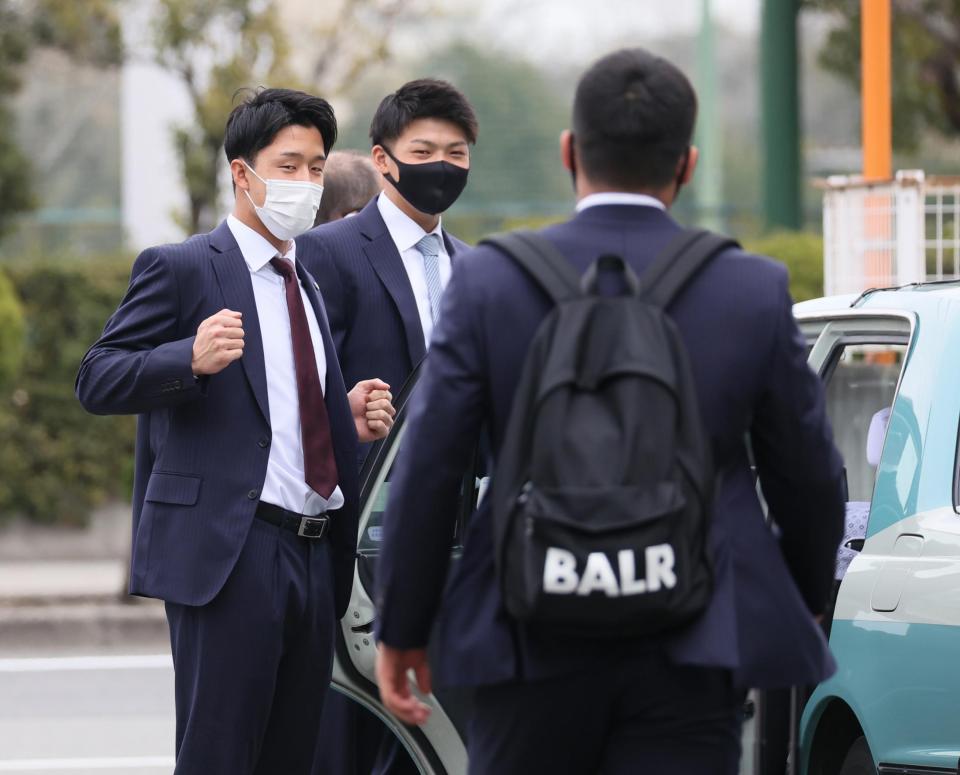 　荷物を取りに行って遅くなった小野寺（手前）を急かす小幡（左）と井上（代表撮影）