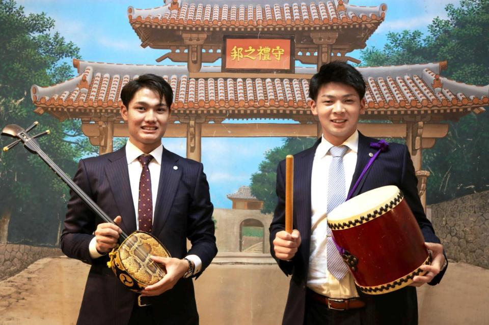 　沖縄入りし、記念写真に納まる西純（左）と井上（球団提供）