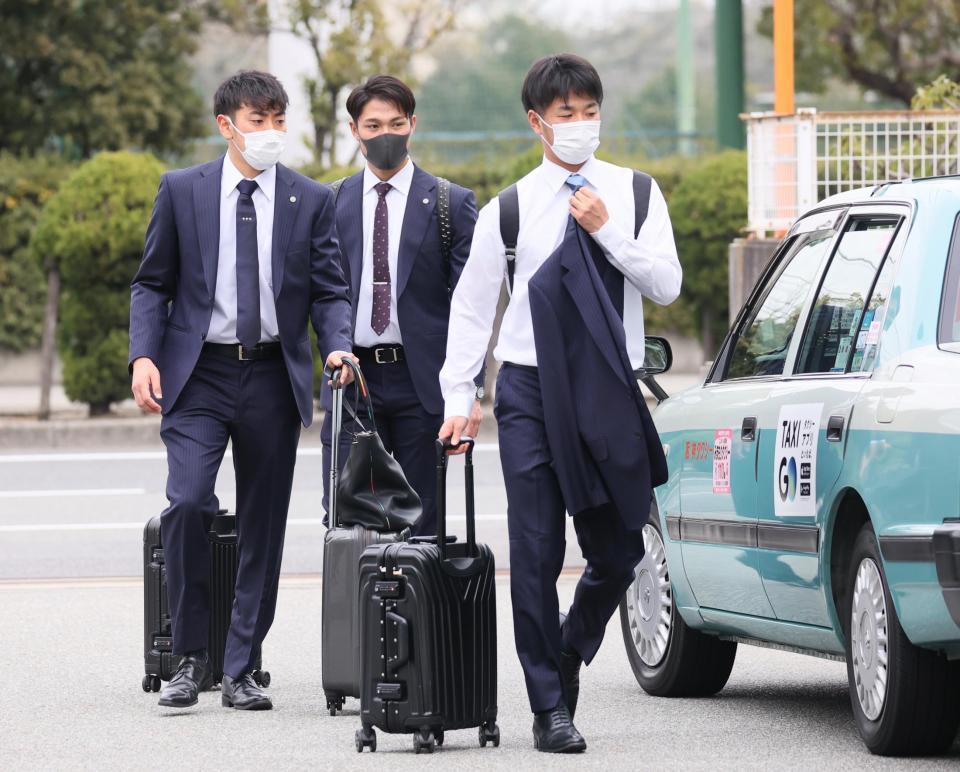 　キャンプに向け、タクシーで虎風荘を出発する選手たち。左から、小川、西純、高橋（代表撮影）