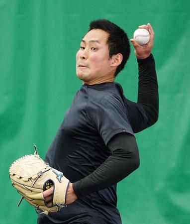 ブルペンで投げ込む阪神・佐藤蓮＝宜野座（撮影・田中太一）