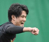 　ブルペンで気迫の投球をみせる藤浪　