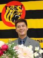 入団会見で笑顔をみせる阪神チェン・ウェイン＝甲子園（代表撮影）