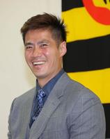 入団会見で笑顔をみせる阪神チェン・ウェイン＝甲子園（代表撮影）