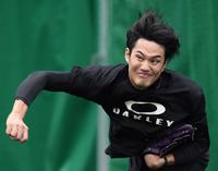 ２日連続でブルペン入りする阪神・藤浪晋太郎＝宜野座（撮影・田中太一）