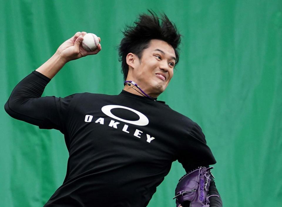 ２日連続でブルペン入りし、投げ込む阪神・藤浪晋太郎＝宜野座（撮影・田中太一）