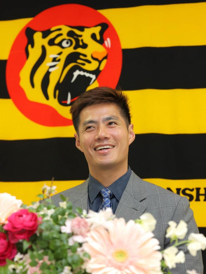 入団会見で笑顔をみせる阪神チェン・ウェイン＝甲子園（代表撮影）