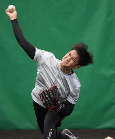 　ブルペンで投げ込む西純