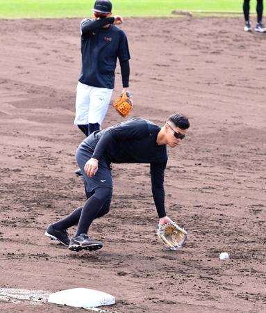 　三塁で大山（後方）とノックを受ける佐藤輝