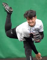 　ブルペンで投げ込む西純