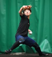 　ブルペンで力強く投げ込む伊藤将