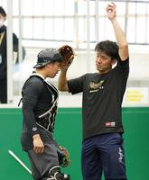 　投球を終え受けた梅野（左）と話をする伊藤将