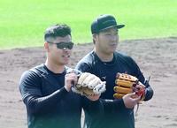 　大山（右）と佐藤輝