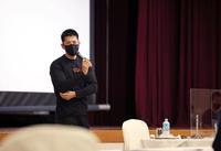 全体ミーティングで話をする矢野監督（球団提供）