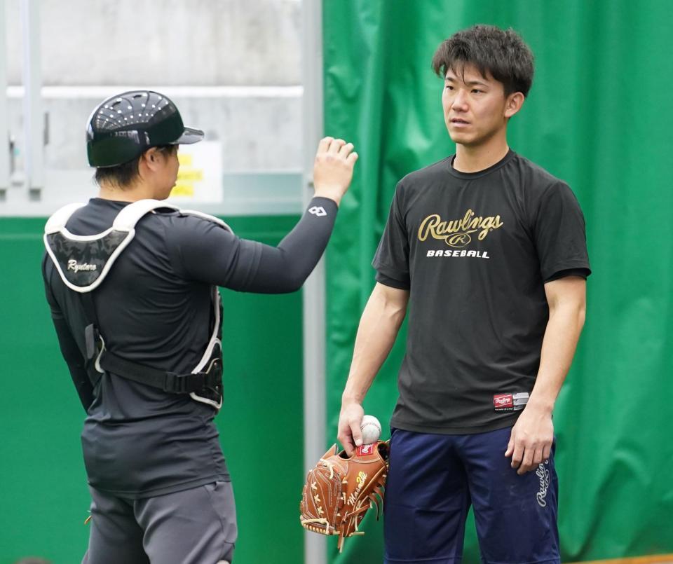 　投球を終え、受けた梅野（左）と話をする伊藤将