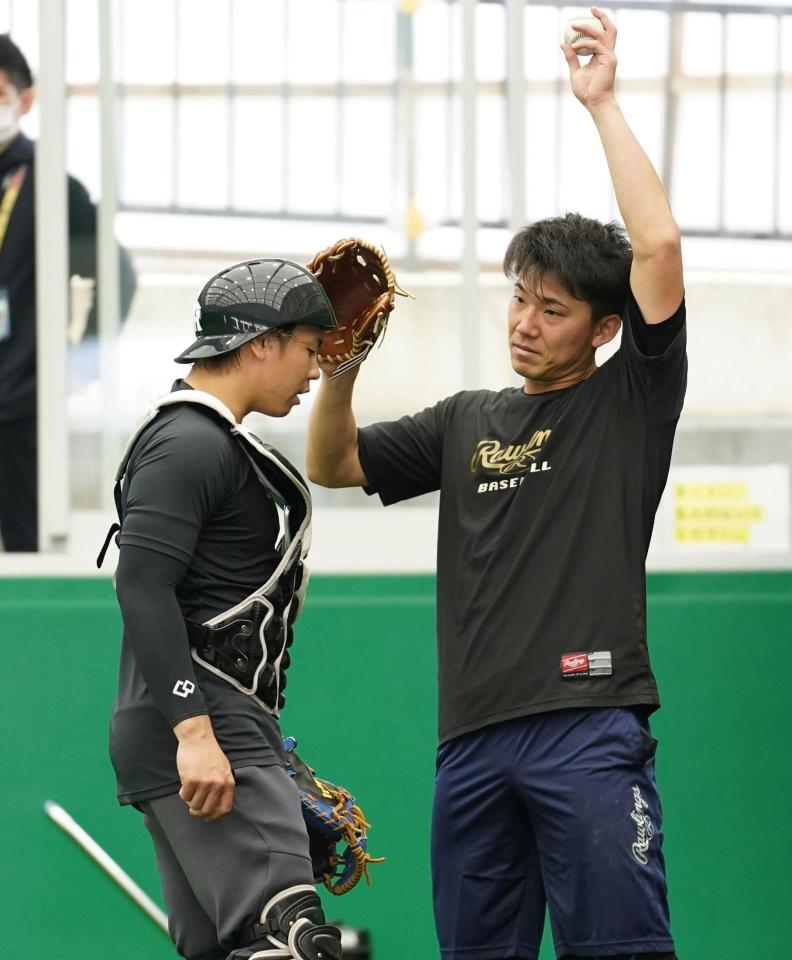 　投球を終え受けた梅野（左）と話をする伊藤将