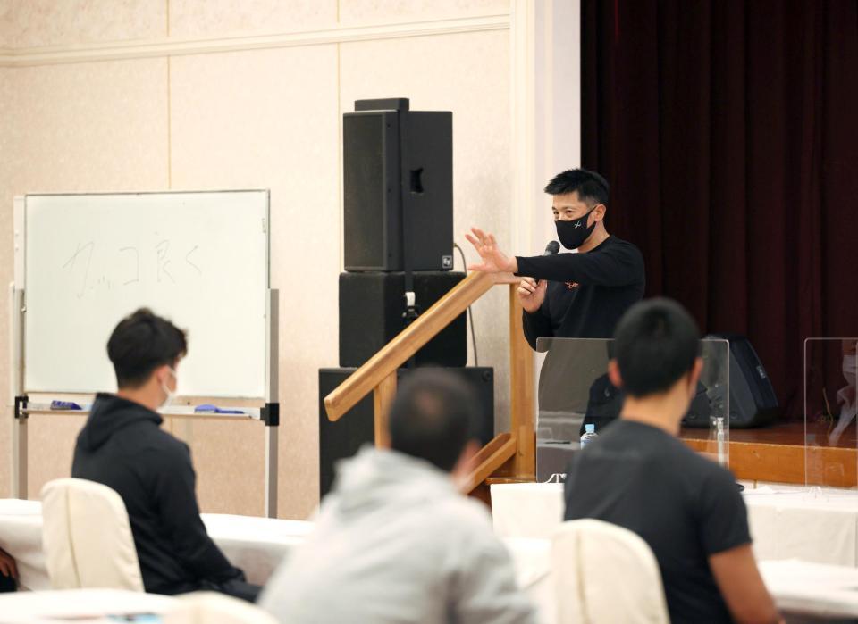 「カッコ良く」と書かれたホワイトボードの横で話す矢野監督（球団提供）