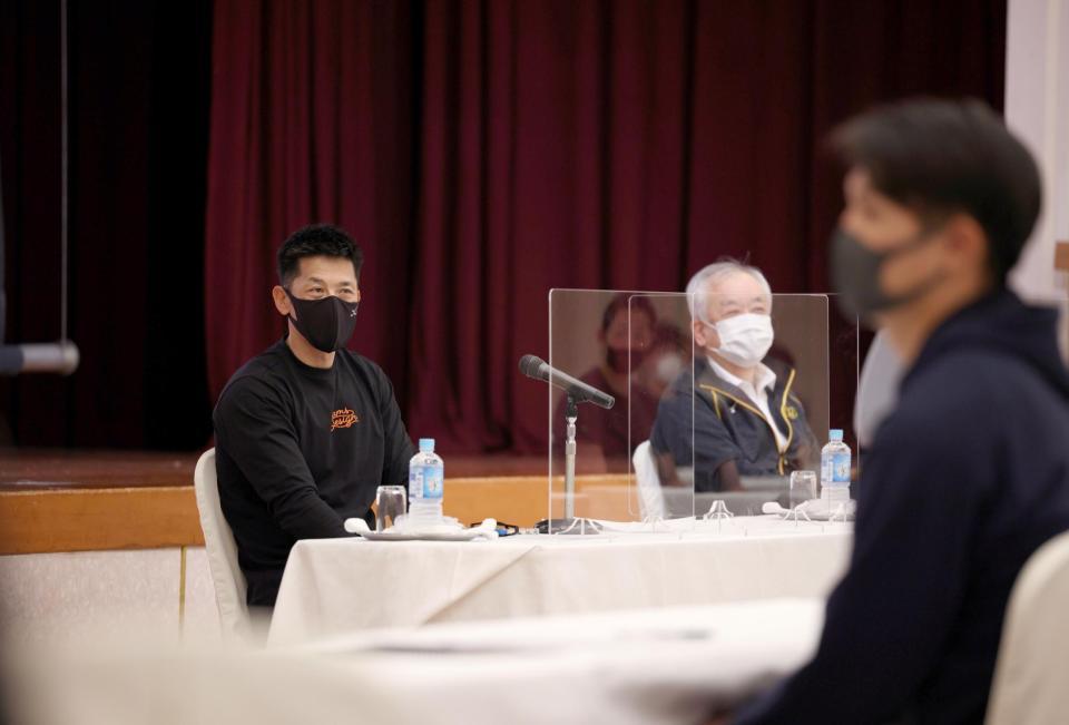 全体ミーティングに臨む矢野監督（左）と藤原オーナー兼球団社長（球団提供）