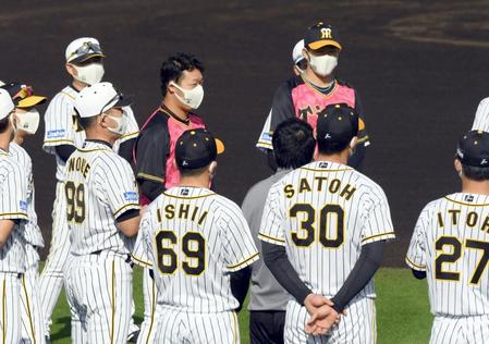 キャンプ初日、主将の大山（中央左）と岩貞は阪神ナインに声を掛ける＝宜野座（撮影・山口登）