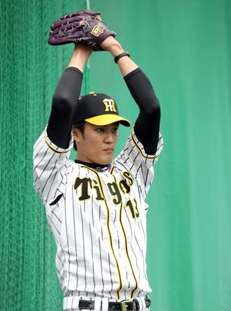 　ブルペンで投球練習する阪神・藤浪晋太郎