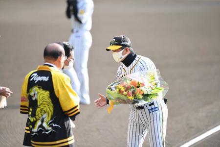 歓迎セレモニーを終え、横山幾夫安芸市長と言葉を交わす阪神・平田勝男２軍監督（右）