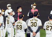 キャンプ初日、主将の大山（中央左）と岩貞は阪神ナインに声を掛ける＝宜野座（撮影・山口登）