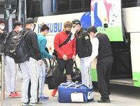 球場入りする西勇ら阪神ナイン＝宜野座（撮影・飯室逸平）