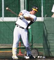 　打撃練習する佐藤輝（撮影・飯室逸平）