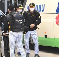 　球場入りする佐藤輝（撮影・飯室逸平）