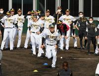 　スパイクを履きダッシュする佐藤輝（中央）＝撮影・山口登