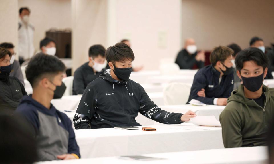 　全体ミーティングで話を聞く岩貞（中央）、藤浪（右端）ら阪神ナイン（球団提供）